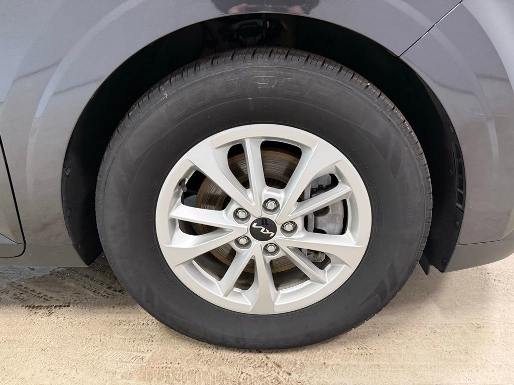 Used 2022 Kia Carnival LX image 32