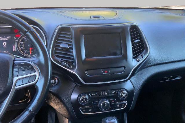 Used 2019 Jeep Cherokee Latitude Plus w/ Cold Weather Group AWD/4WD image 6