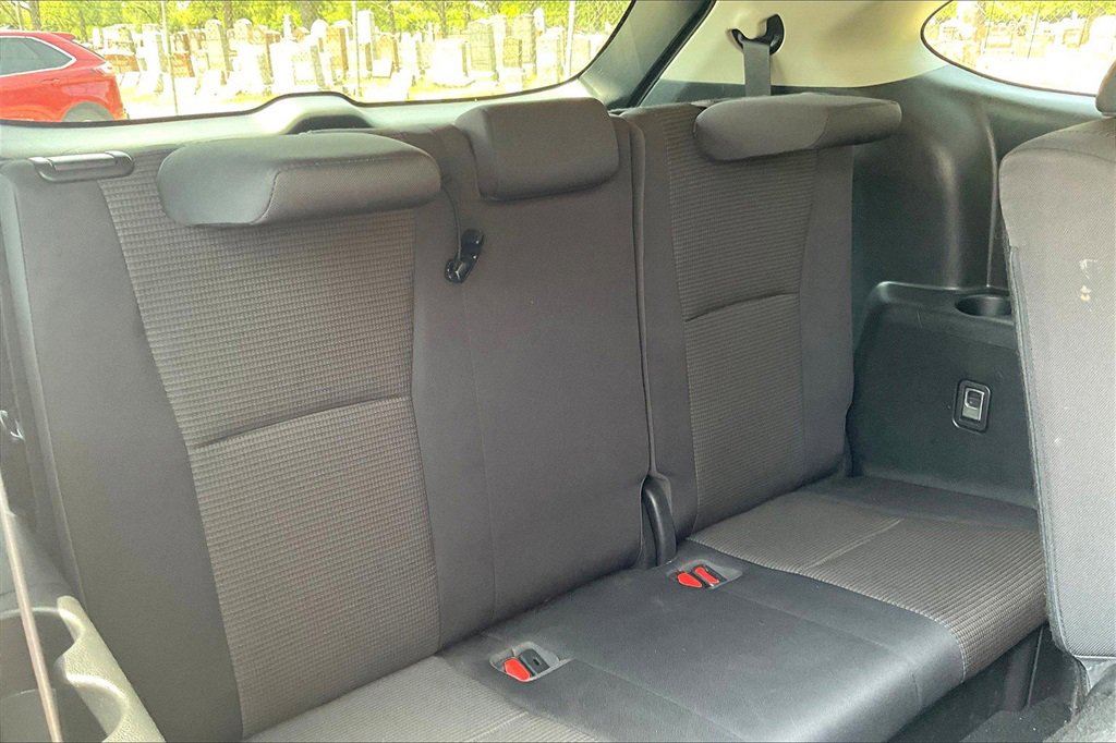 Used 2021 Toyota Highlander LE image 28