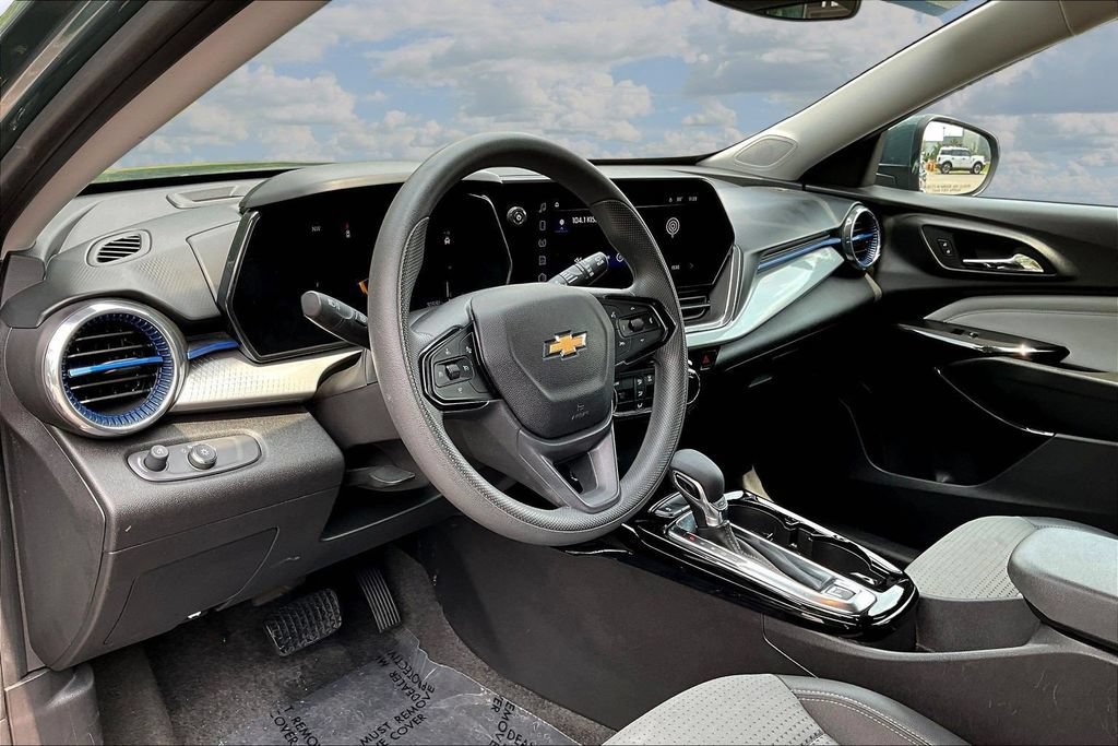 Used 2025 Chevrolet Trax LT FWD image 19