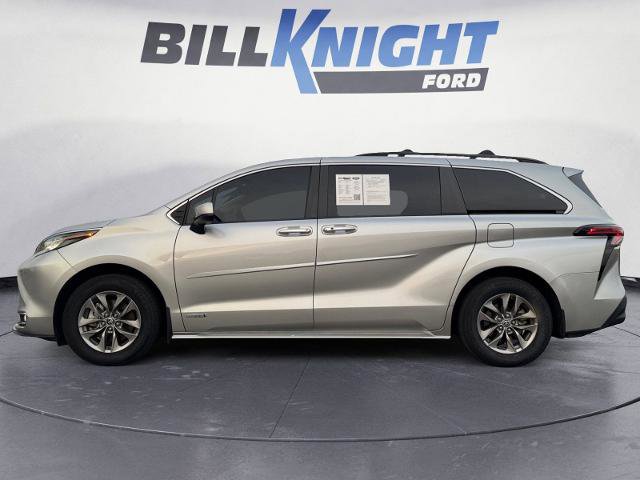 Used 2021 Toyota Sienna XLE image 2