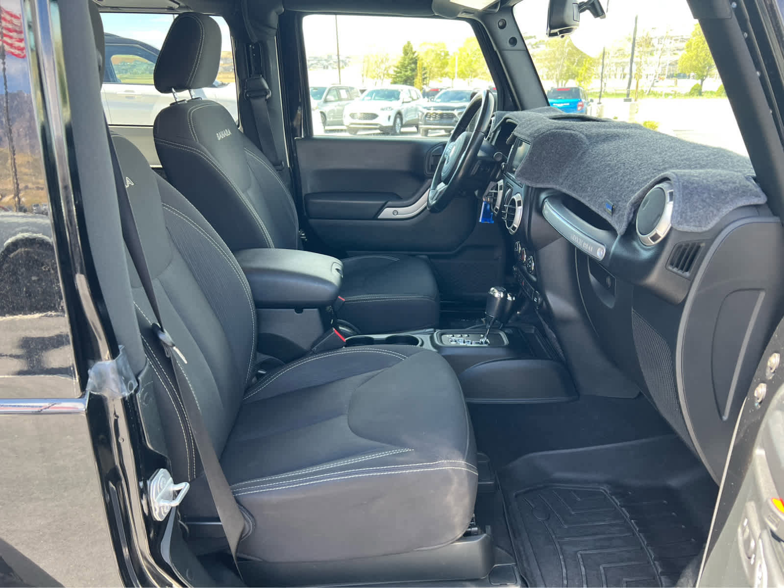 Used 2018 Jeep Wrangler Sahara w/ Connectivity Group AWD/4WD image 17
