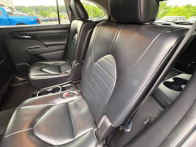 Used 2022 Toyota Highlander XLE AWD/4WD image 23