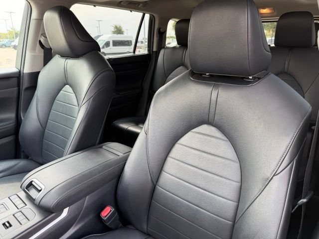 Used 2020 Toyota Highlander XLE AWD/4WD image 12