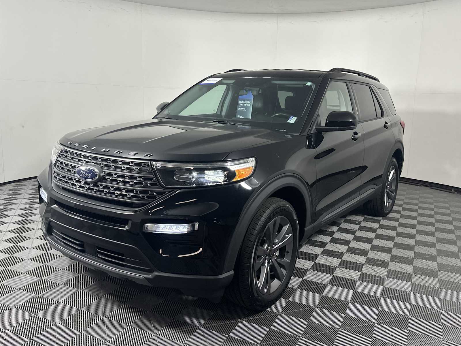 Certified 2022 Ford Explorer XLT w/ Equipment Group 202A AWD/4WD image 3
