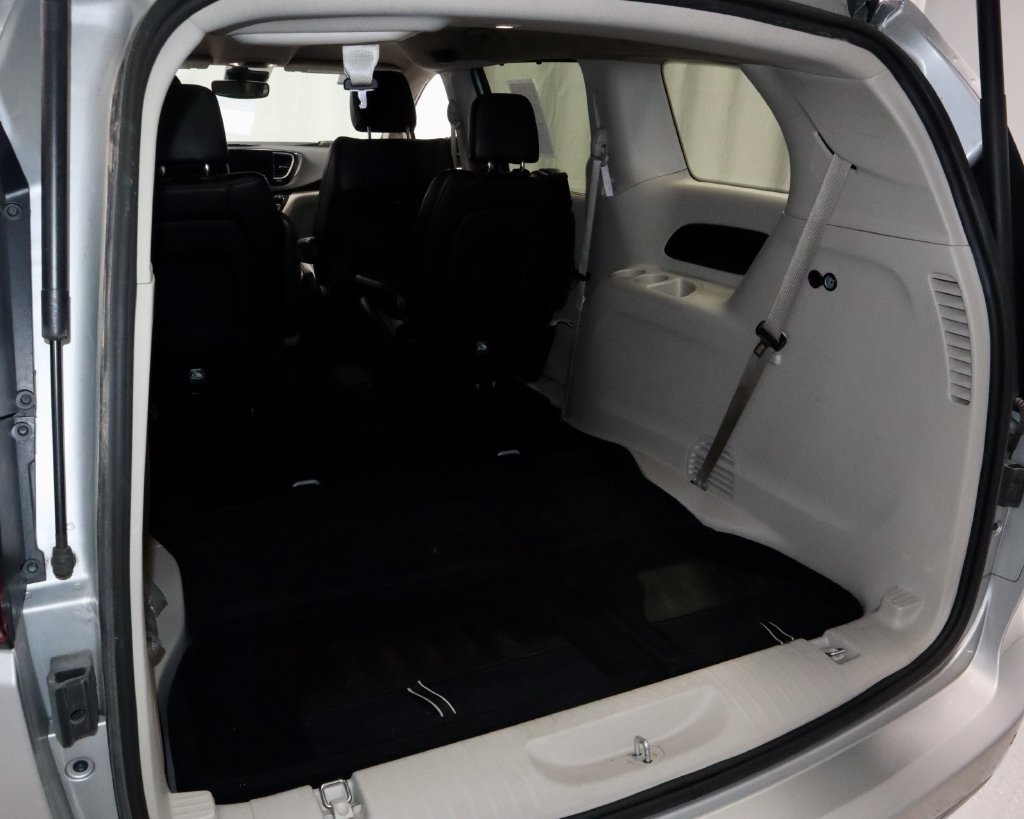 Used 2024 Chrysler Pacifica Touring-L FWD image 12