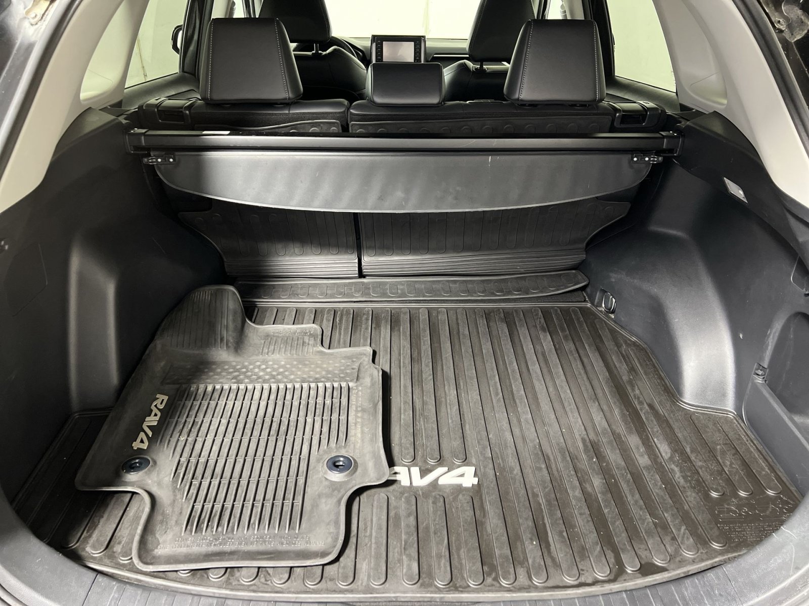 Used 2021 Toyota RAV4 XLE Premium AWD/4WD image 25
