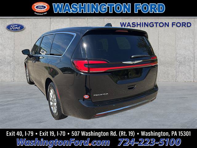 Used 2025 Chrysler Pacifica Select FWD image 2