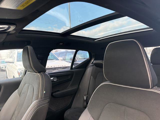 Used 2022 Volvo XC40 P8 Recharge Plus image 16