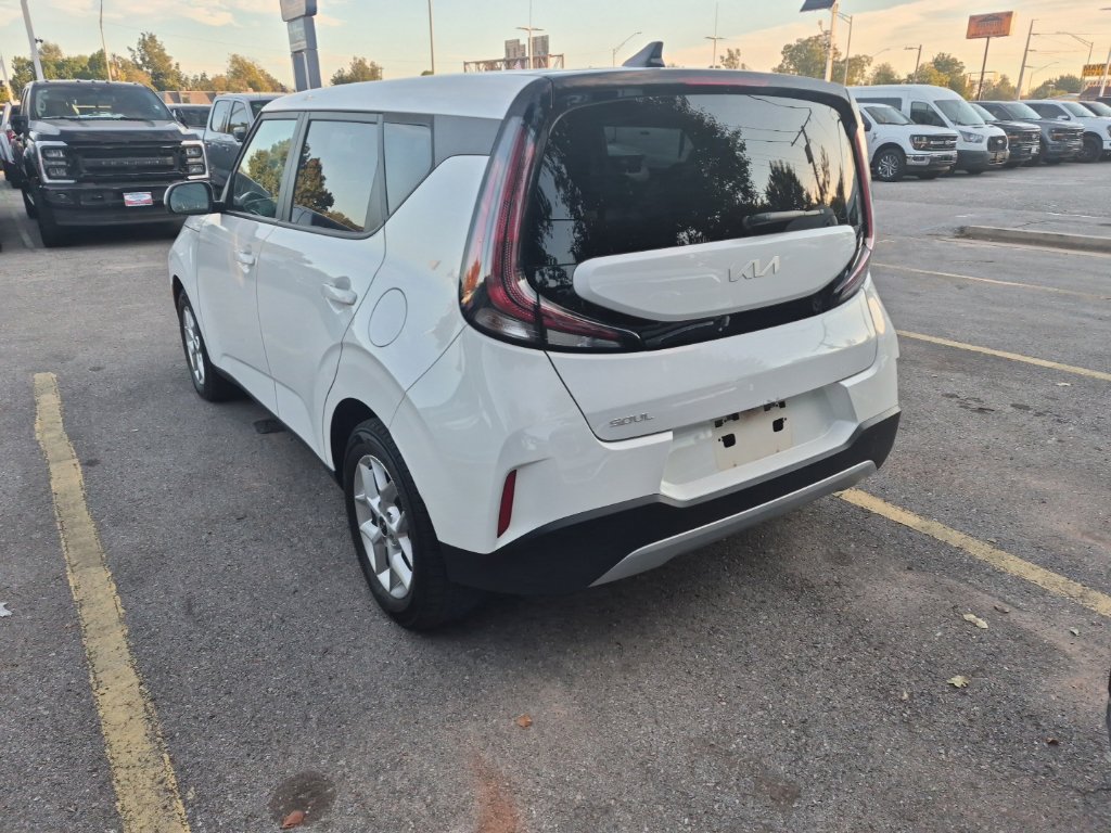 Used 2024 Kia Soul LX w/ LX Technology Package FWD image 13