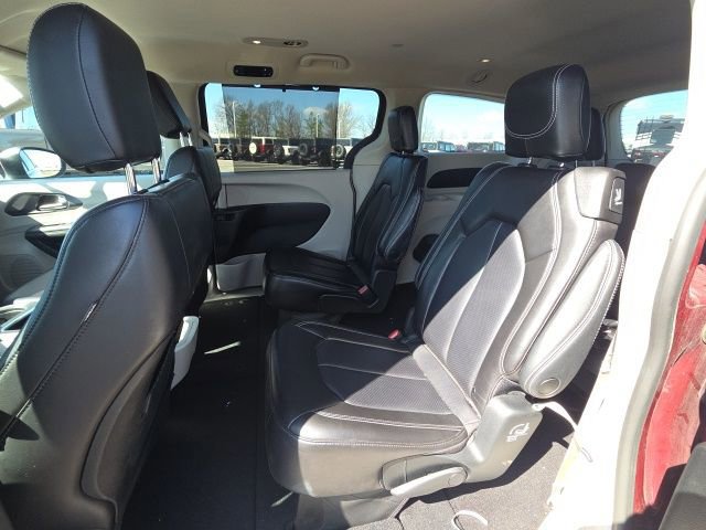 Used 2023 Chrysler Pacifica Touring-L image 19
