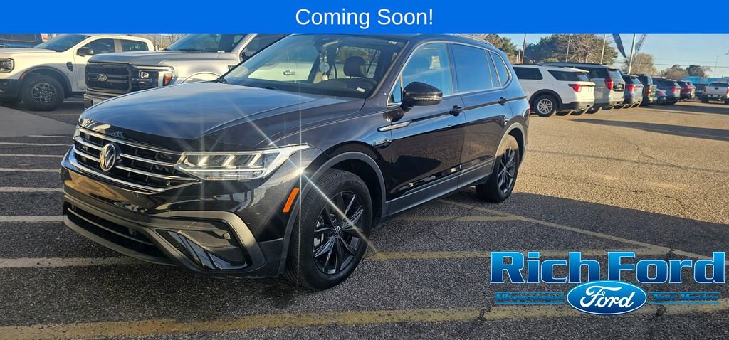 Used 2024 Volkswagen Tiguan SE w/ Panoramic Sunroof Package image 1