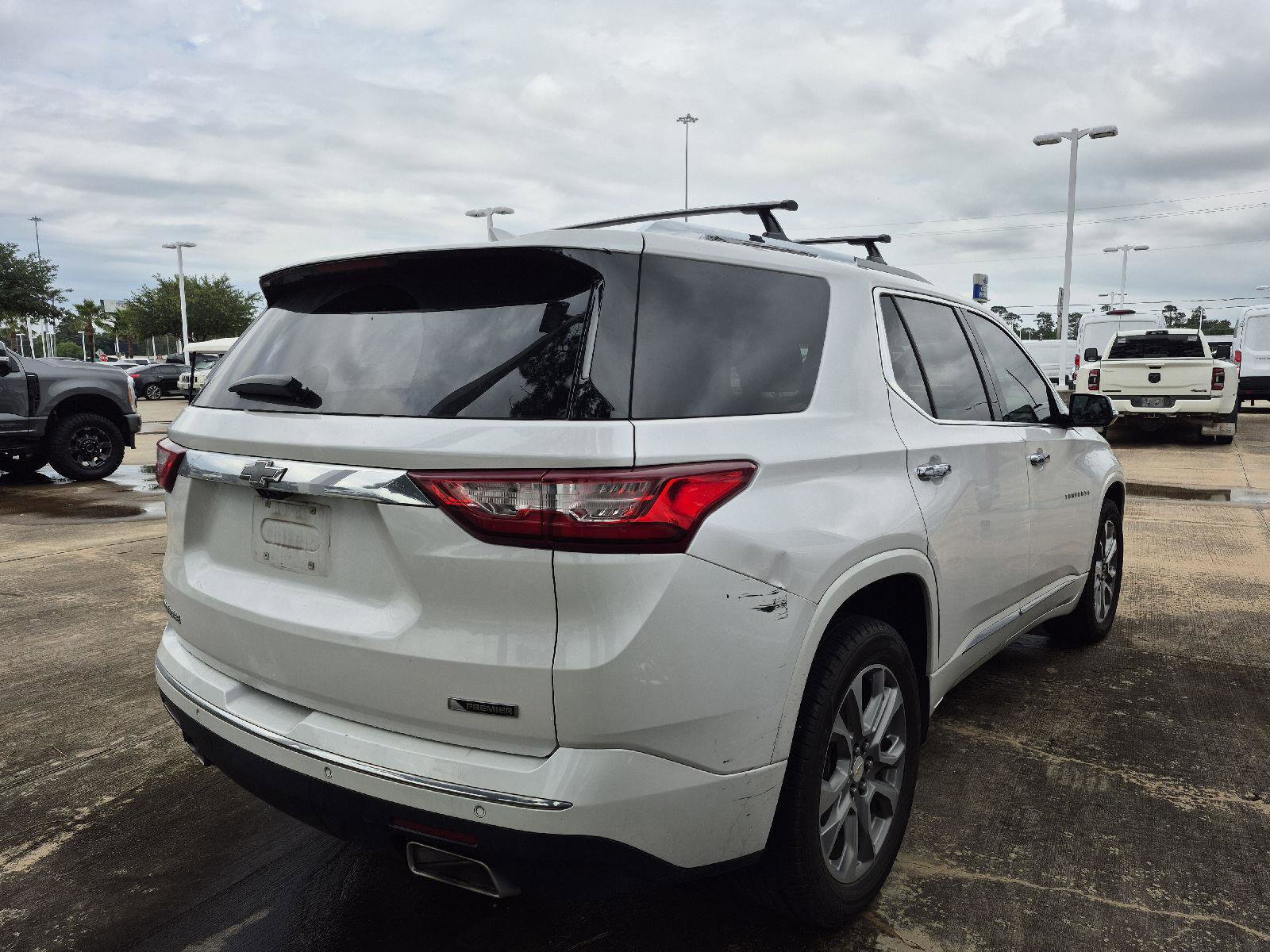 Used 2018 Chevrolet Traverse Premier w/ Driver Confidence II Package FWD image 3