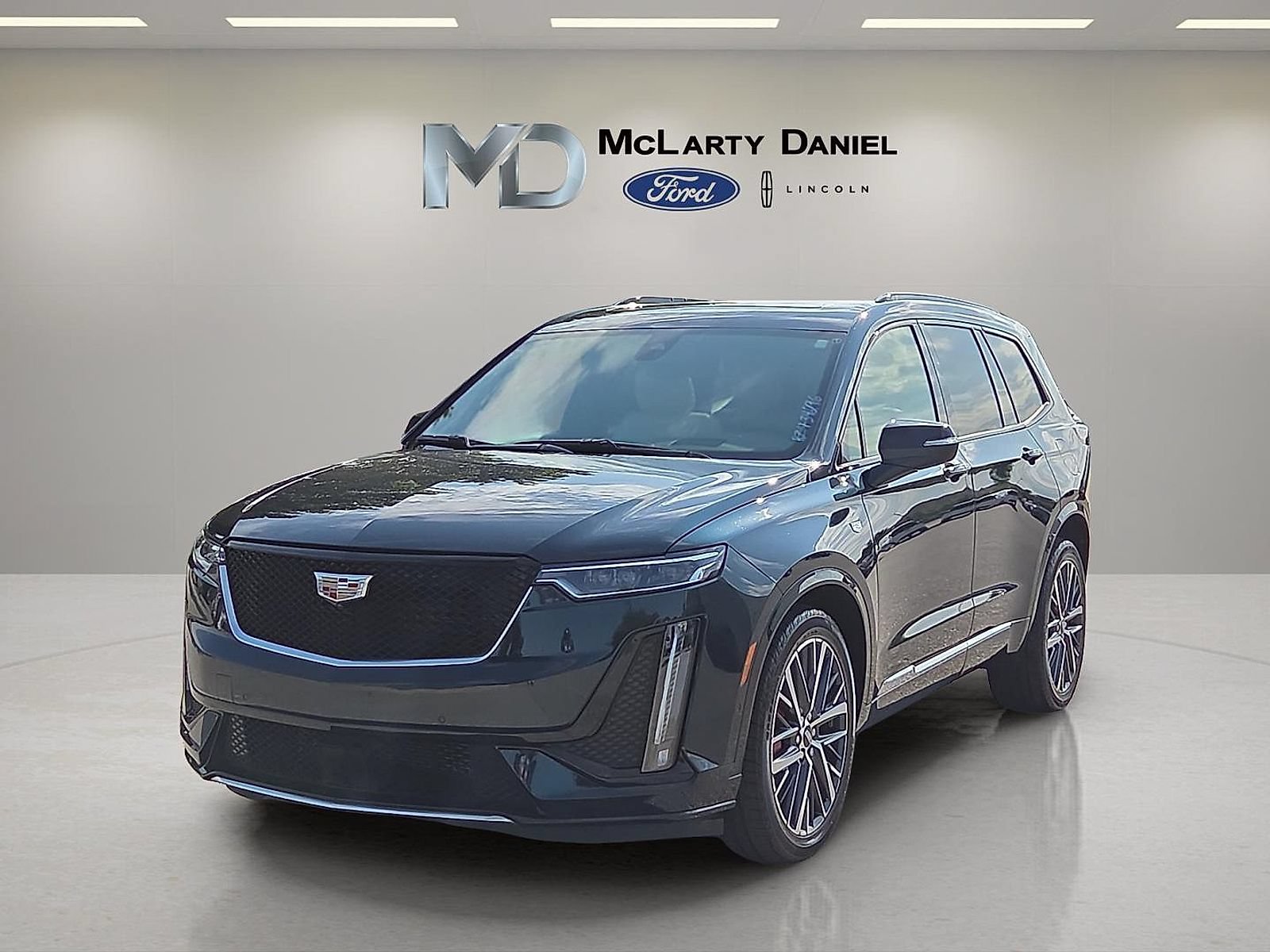 Used 2024 Cadillac XT6 Sport w/ Technology Package AWD/4WD image 2