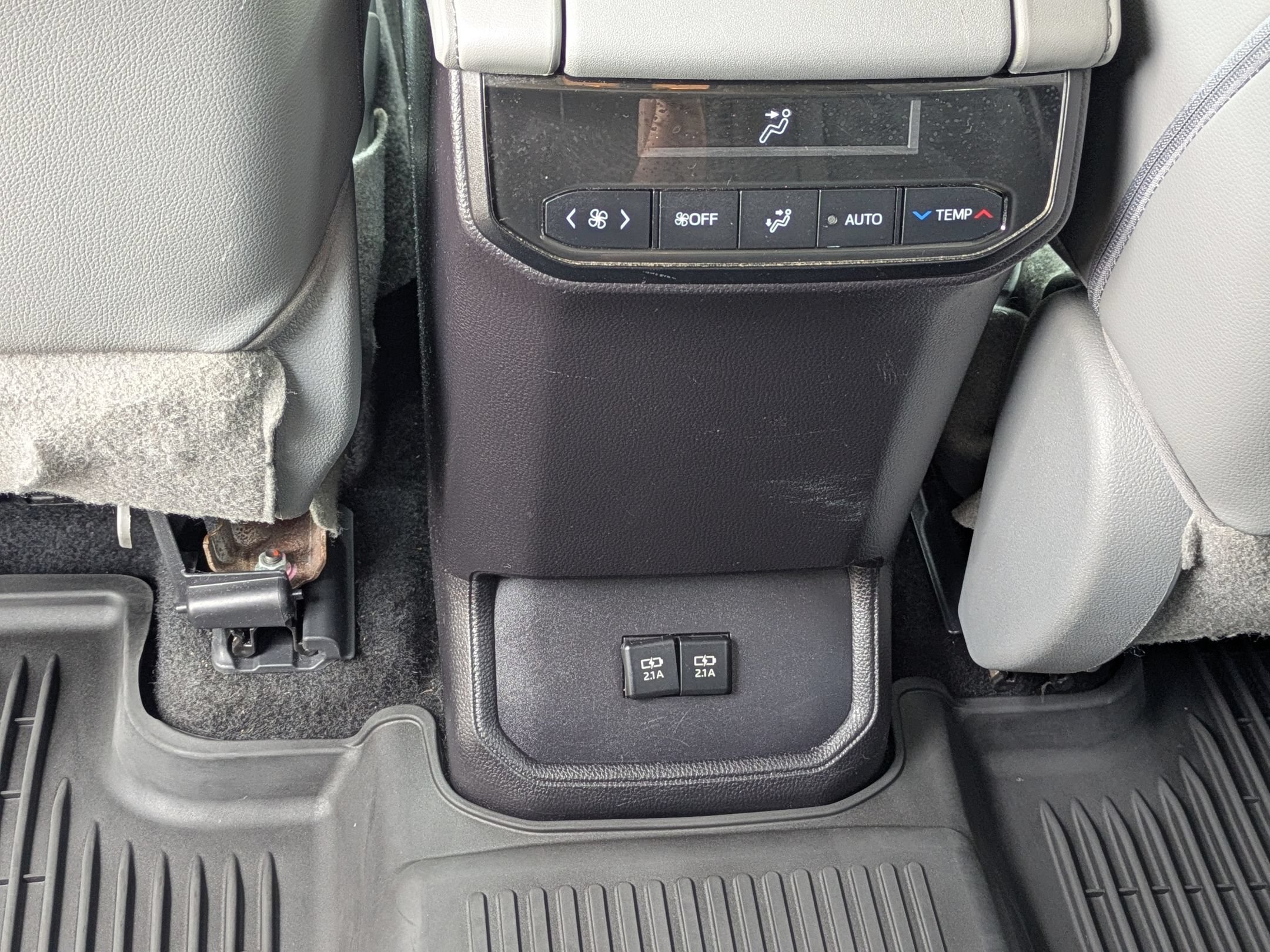 Used 2021 Toyota Highlander XLE FWD image 28