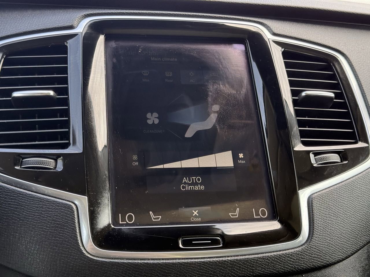 Used 2018 Volvo XC90 T6 Momentum w/ Convenience Package AWD/4WD image 17