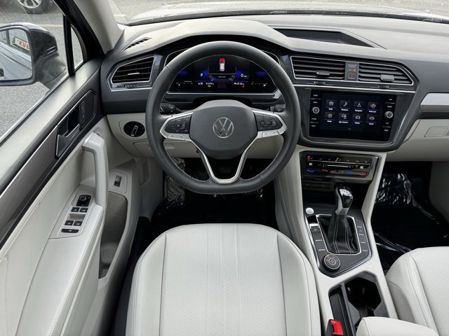 Used 2024 Volkswagen Tiguan SE w/ Panoramic Sunroof Package image 11