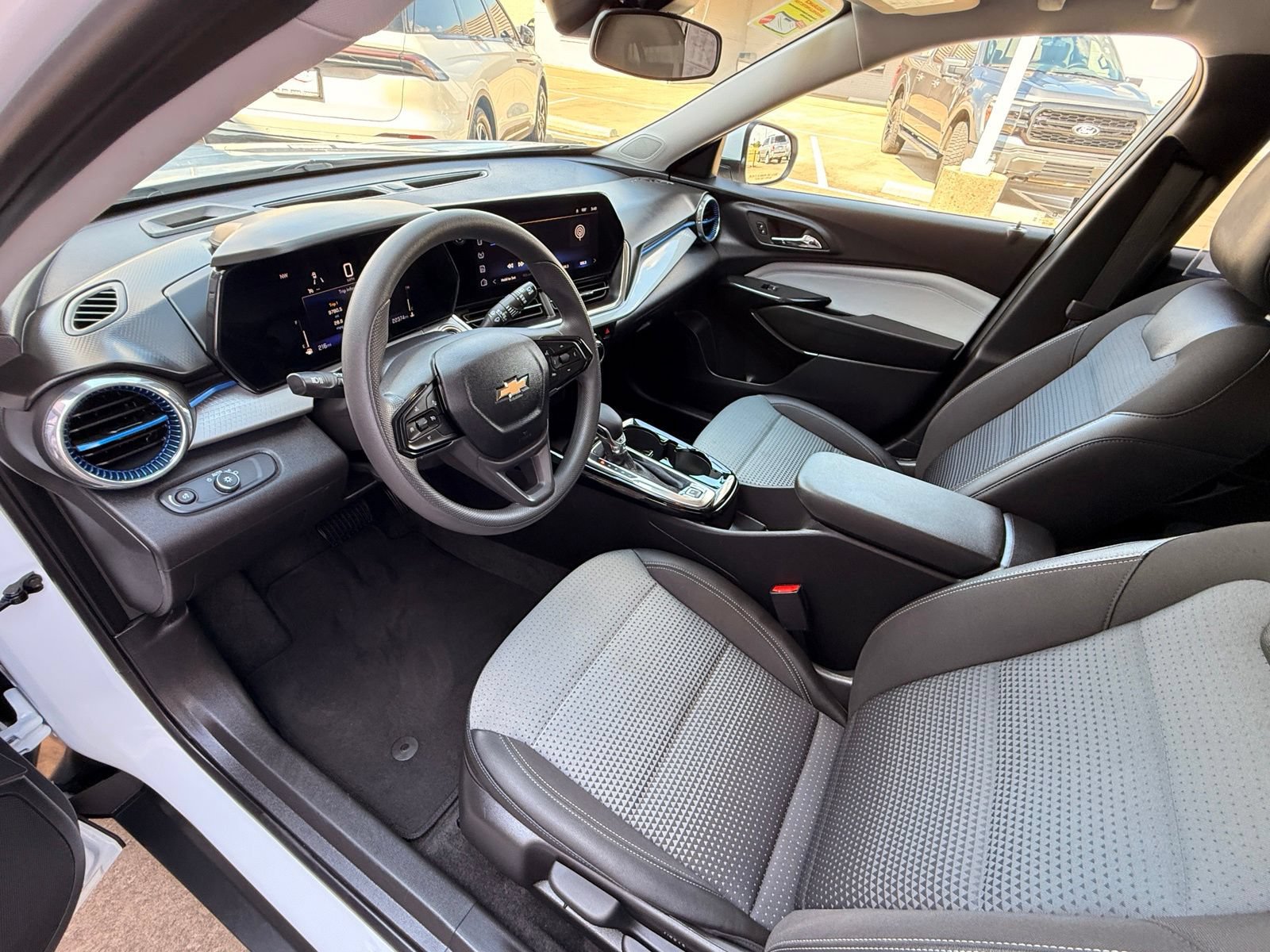 Used 2025 Chevrolet Trax LT FWD image 11