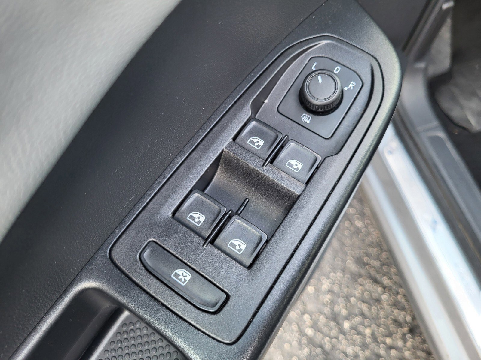 Used 2024 Volkswagen Taos SE FWD image 18