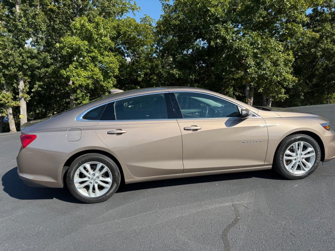 Used 2018 Chevrolet Malibu LT w/ Leather Package FWD image 2