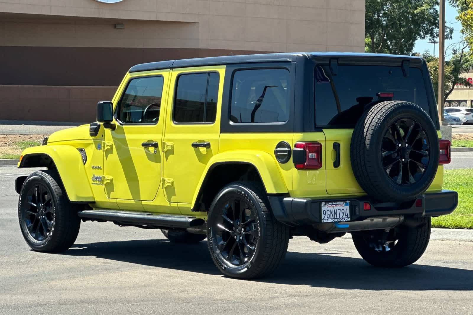 Used 2023 Jeep Wrangler Unlimited Sahara w/ Cold Weather Group AWD/4WD image 7