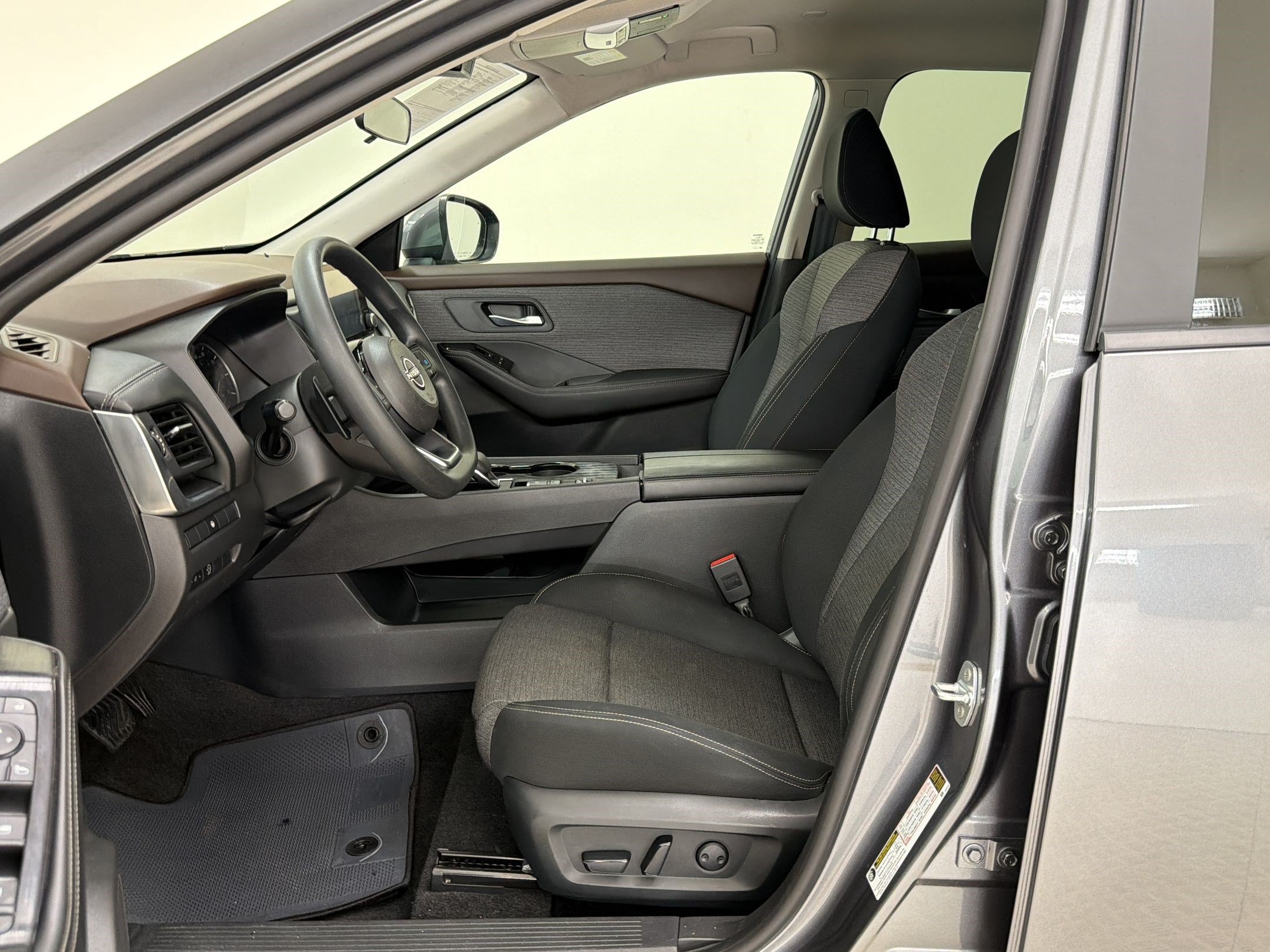 Used 2023 Nissan Rogue SV FWD image 5