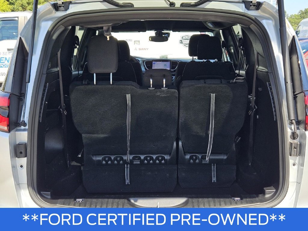 Used 2023 Chrysler Pacifica Touring FWD image 9