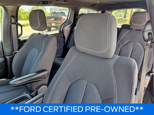 Used 2023 Chrysler Pacifica Touring FWD image 18