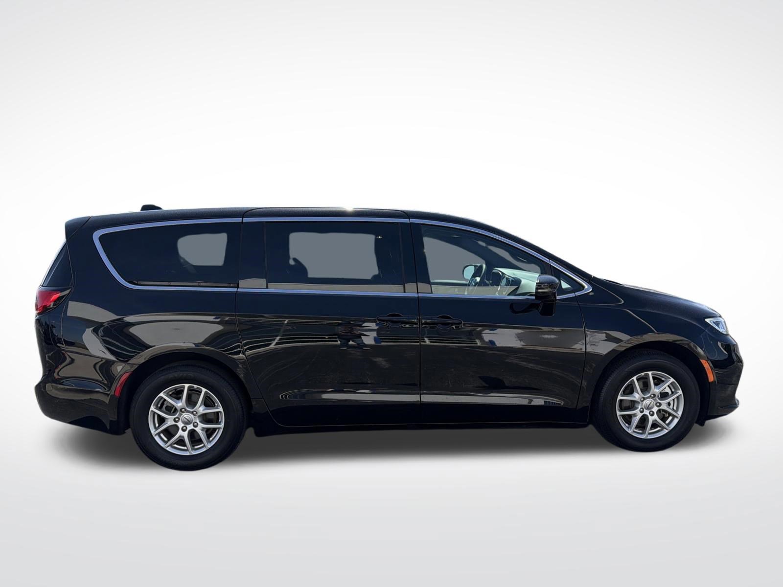 Used 2025 Chrysler Pacifica Select image 3