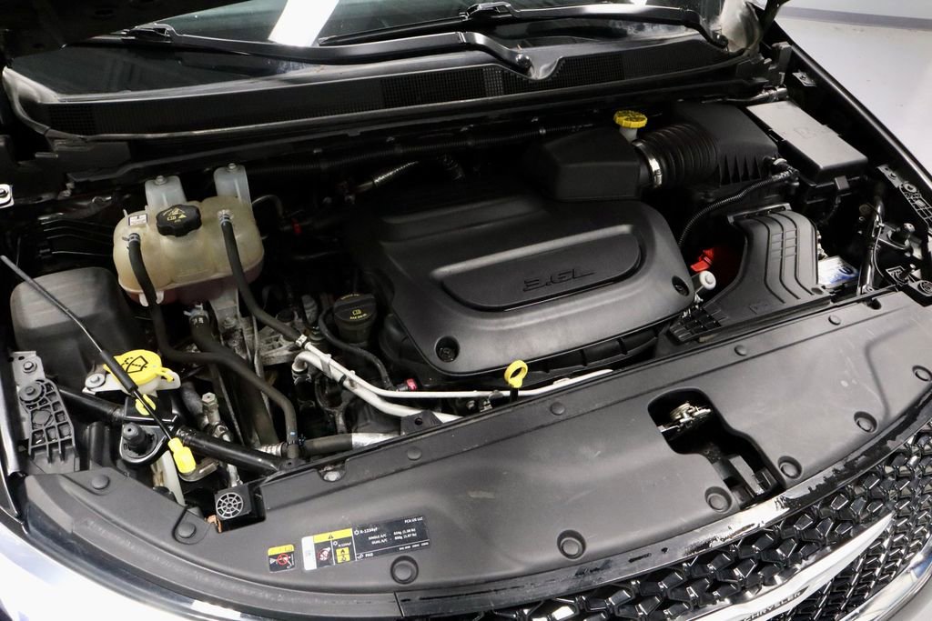 Used 2023 Chrysler Pacifica Touring-L FWD image 16