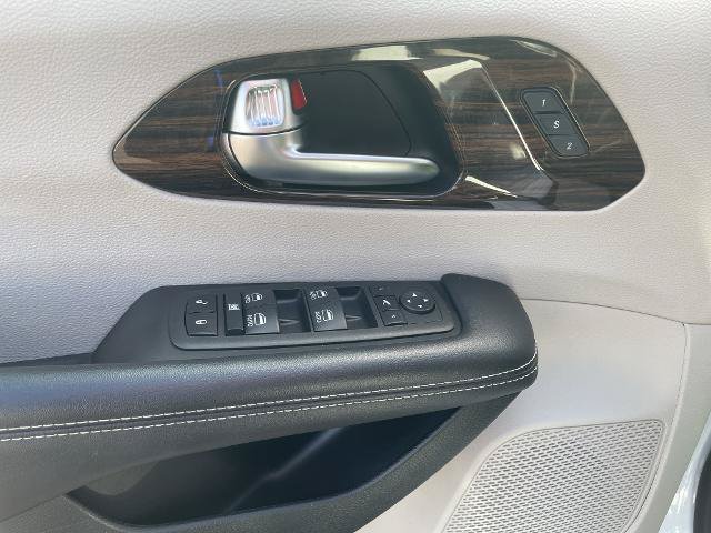Used 2023 Chrysler Pacifica Limited AWD/4WD image 33