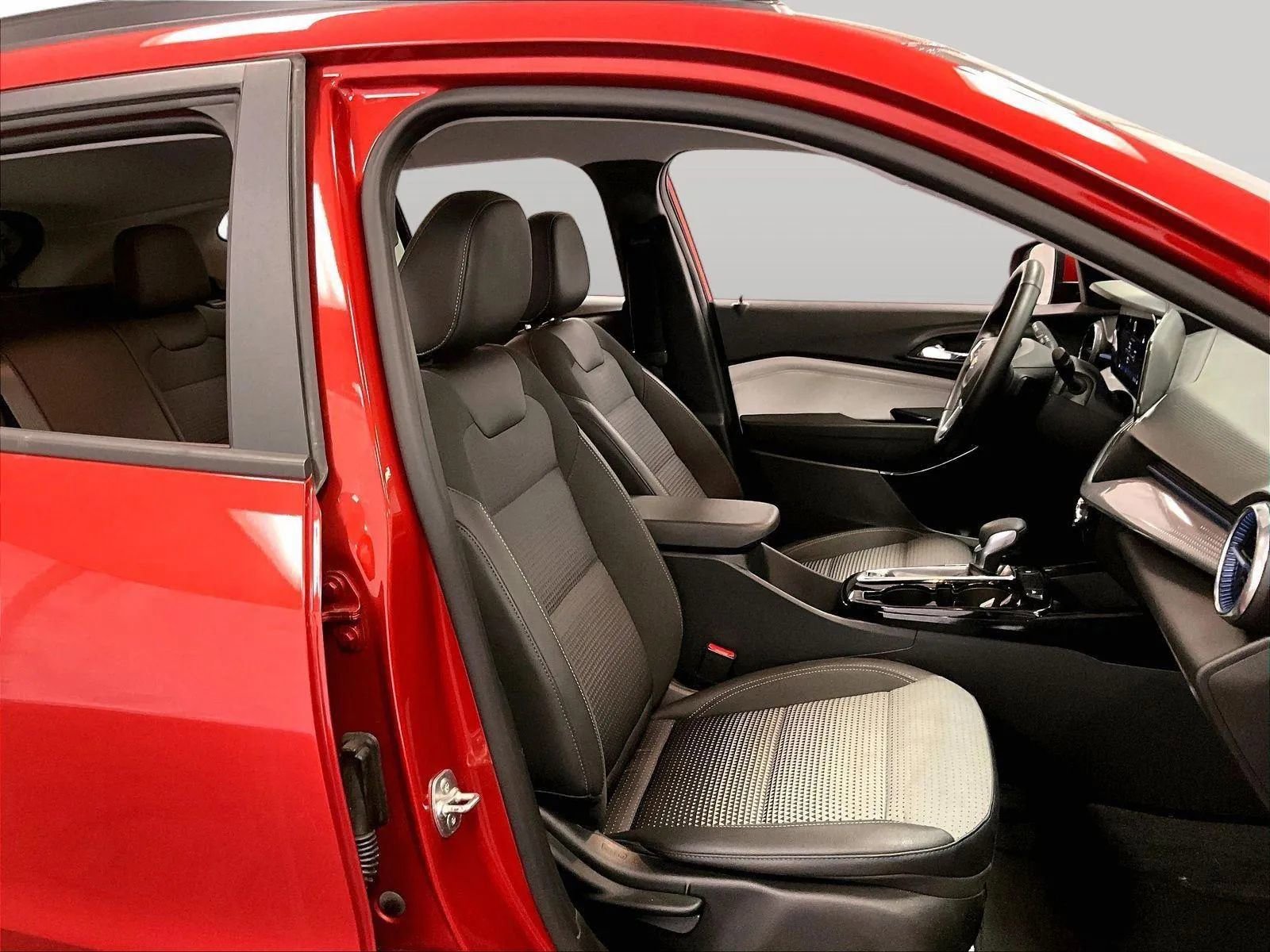 Used 2024 Chevrolet Trax LT w/ Driver Confidence Package image 7