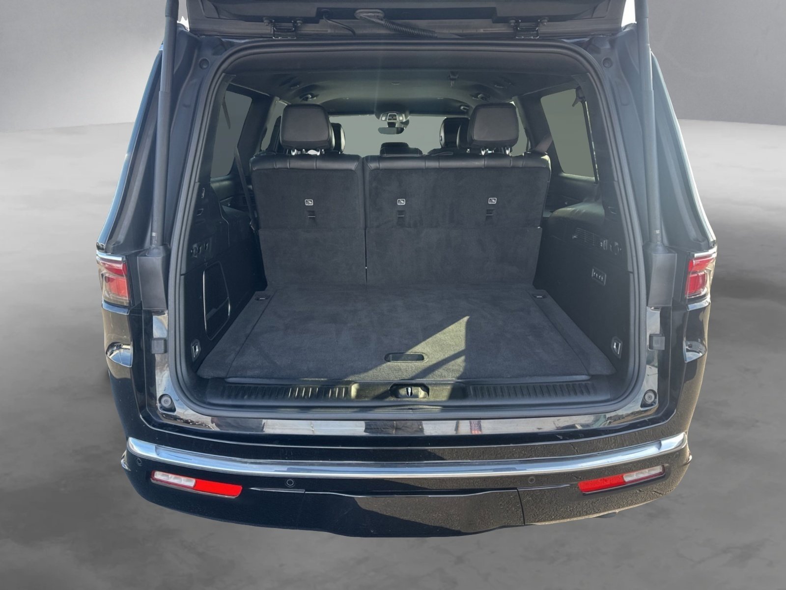 Used 2024 Jeep Wagoneer L Series III w/ Flexible Seating Group image 24