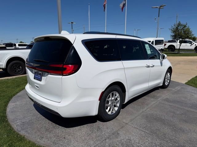 Used 2021 Chrysler Pacifica Touring-L image 3