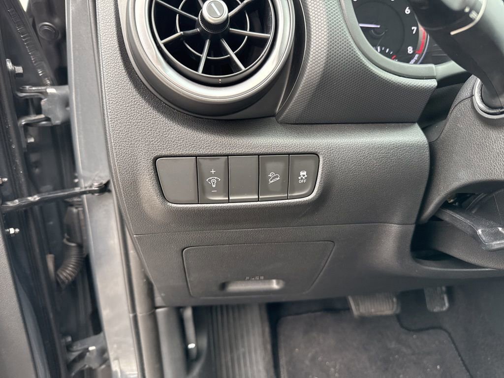 Used 2023 Hyundai Kona SE image 17