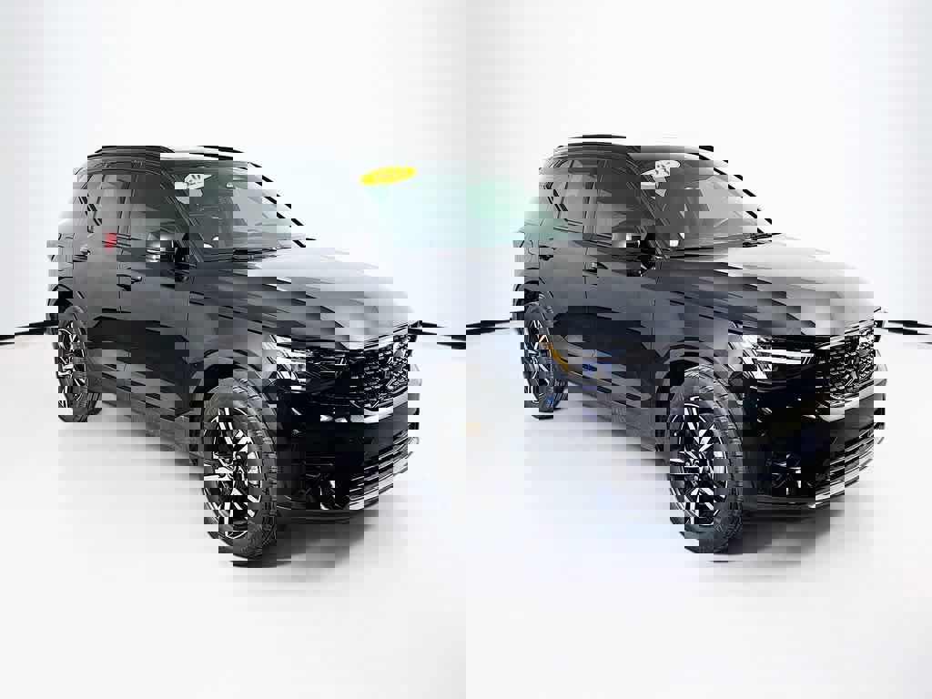 Used 2023 Volvo XC40 B5 Plus image 22