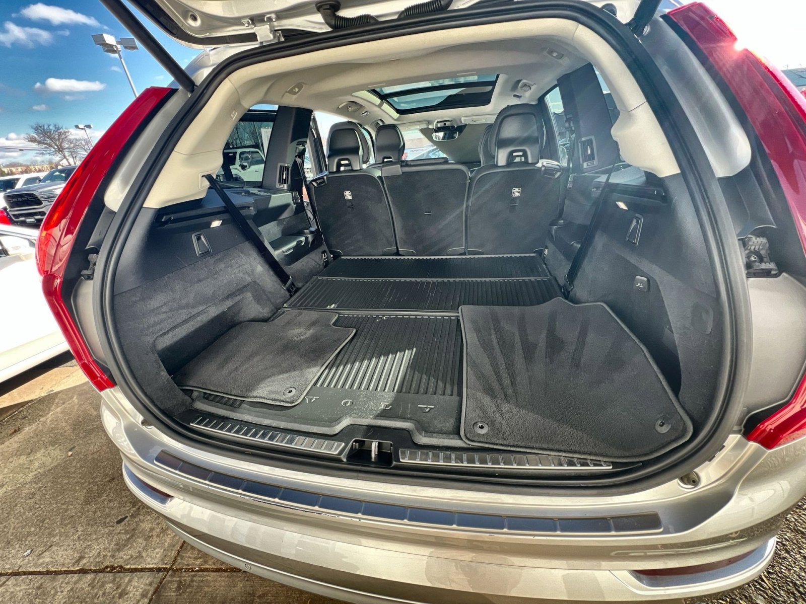 Used 2022 Volvo XC90 T6 Momentum w/ Climate Package image 27