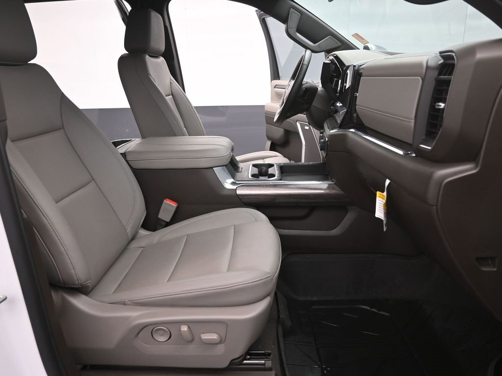 Used 2025 Chevrolet Silverado 3500 LTZ w/ LTZ Convenience Package image 27