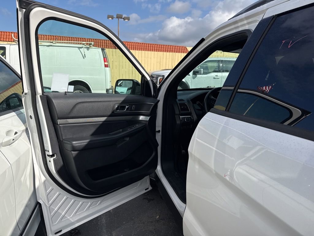 Certified 2018 Ford Explorer XLT w/ Equipment Group 202A image 6