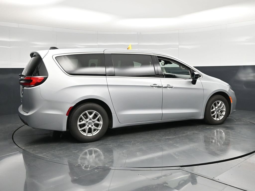 Used 2024 Chrysler Pacifica Touring-L FWD image 4