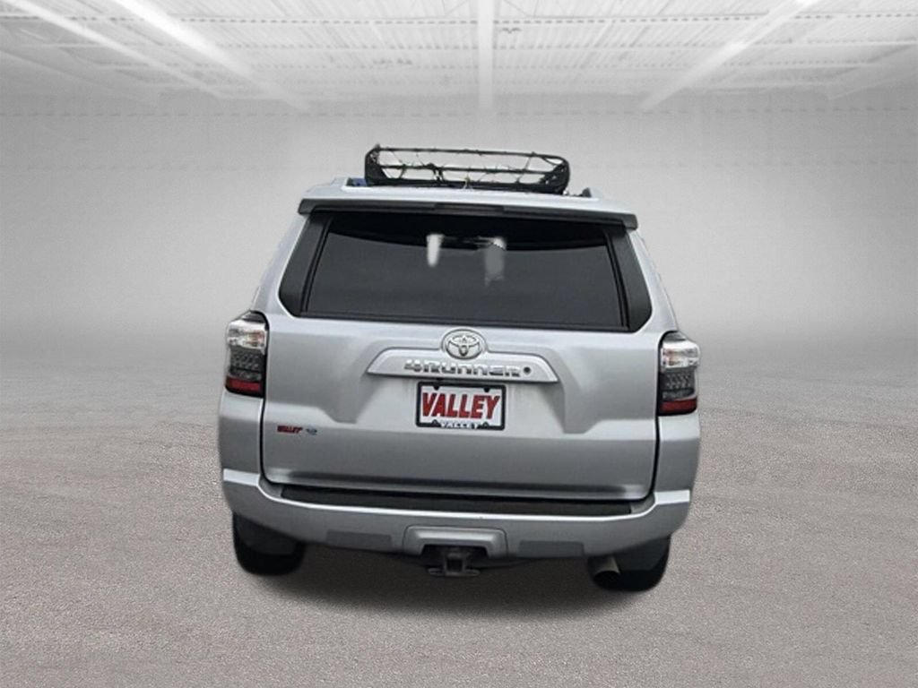Used 2018 Toyota 4Runner SR5 AWD/4WD image 10