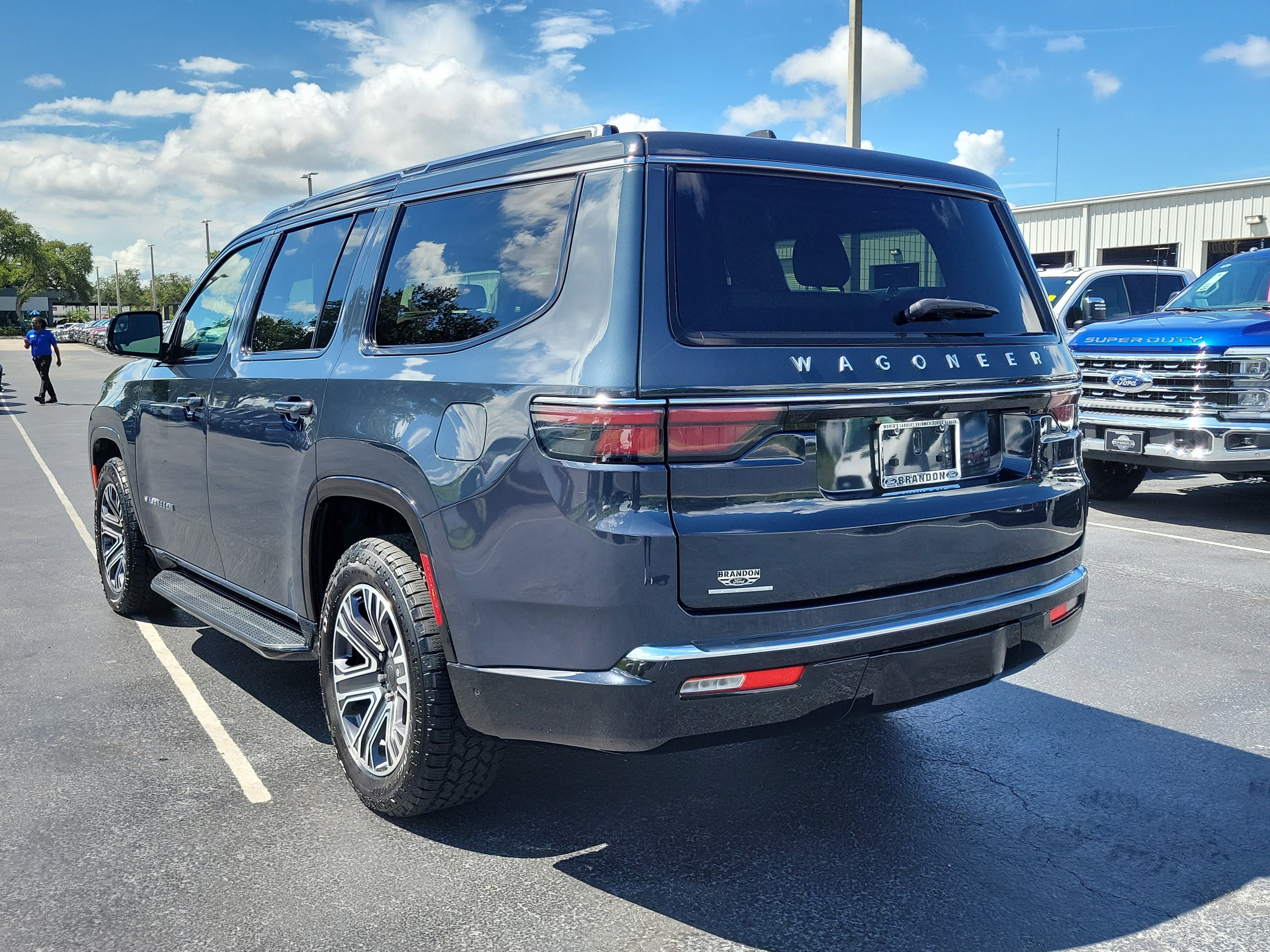Used 2023 Jeep Wagoneer 4WD w/ Premium Group I image 7