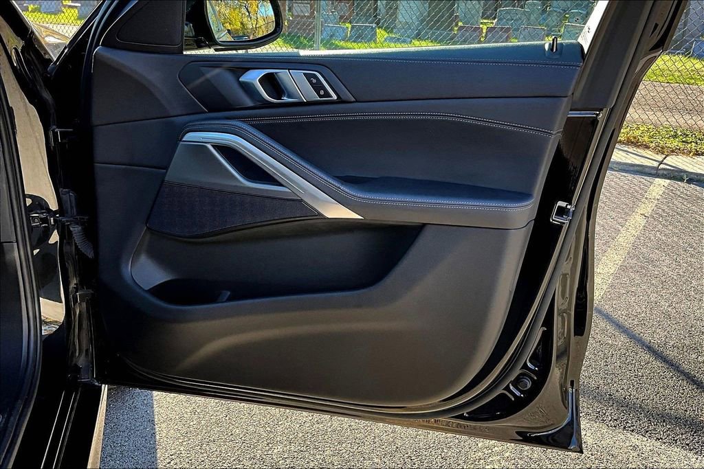 Used 2022 BMW X6 xDrive40i w/ M Sport Package image 23