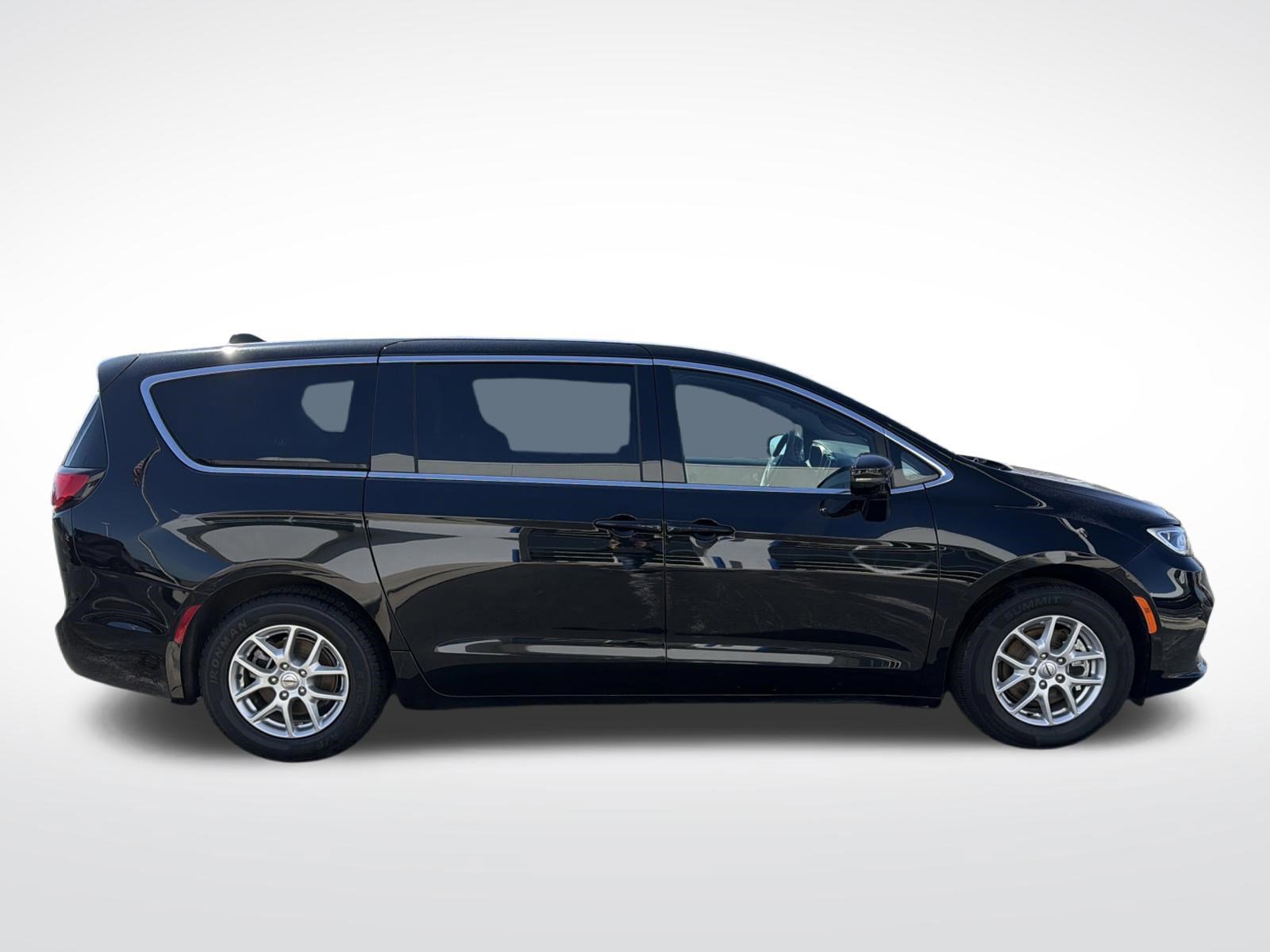 Used 2025 Chrysler Pacifica Select image 3