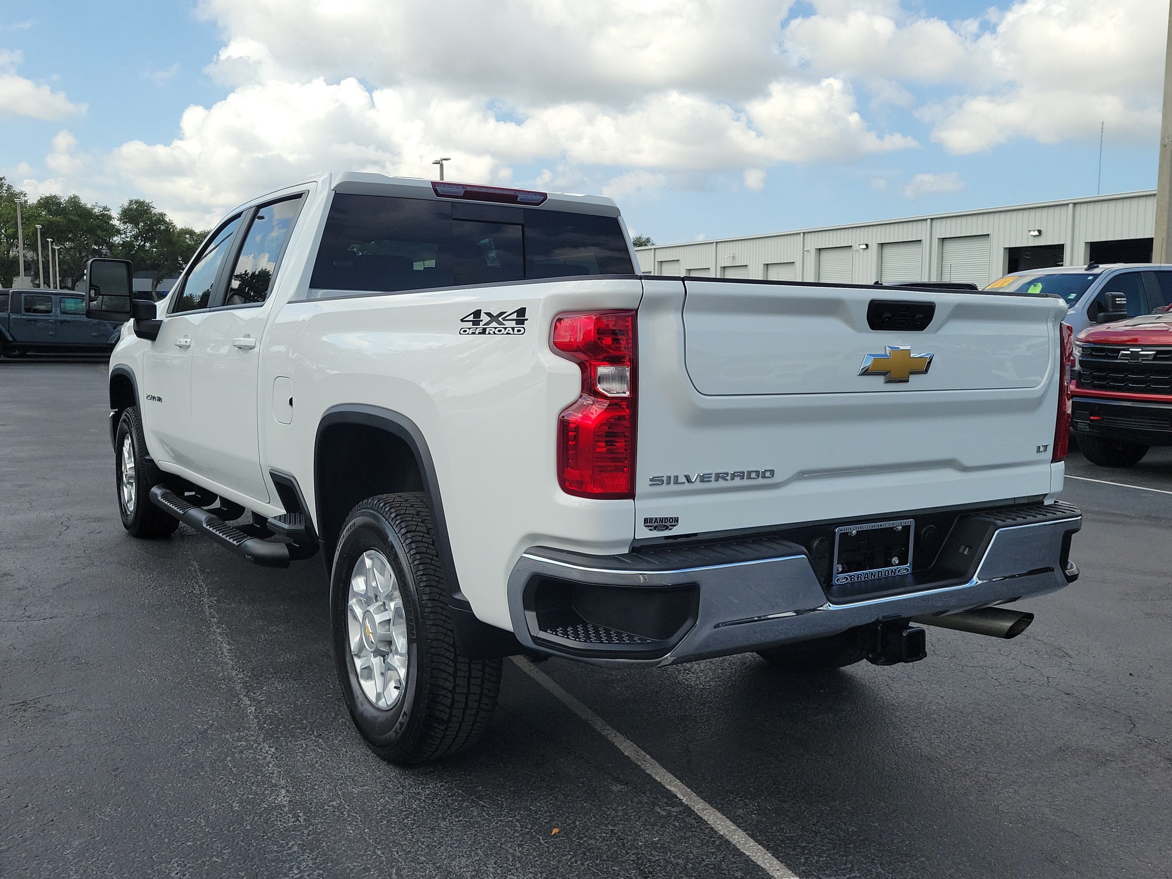 Used 2025 Chevrolet Silverado 2500 LT w/ Leather Package AWD/4WD image 7