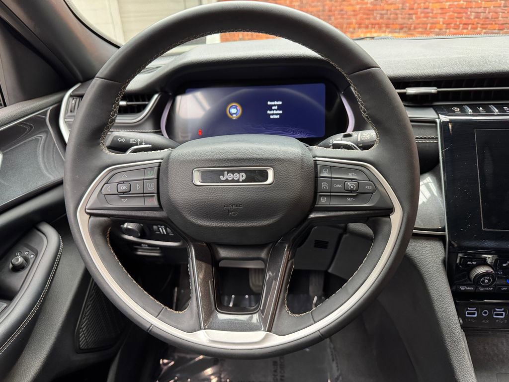 Used 2023 Jeep Grand Cherokee Altitude AWD/4WD image 12