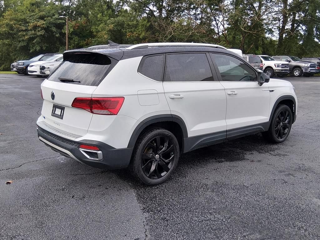 Used 2023 Volkswagen Taos SE w/ Panoramic Sunroof Package FWD image 4