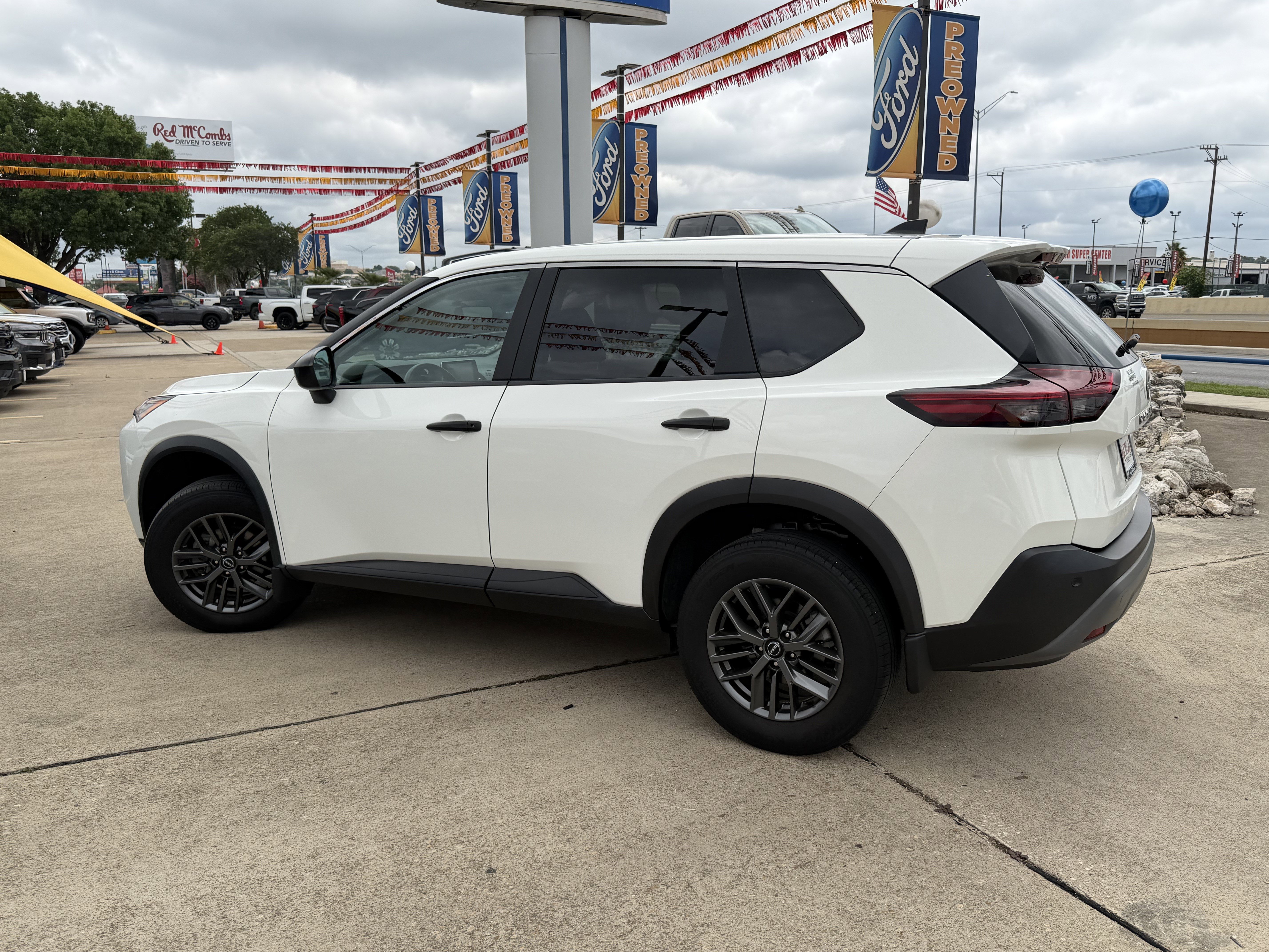 Used 2023 Nissan Rogue S FWD image 8