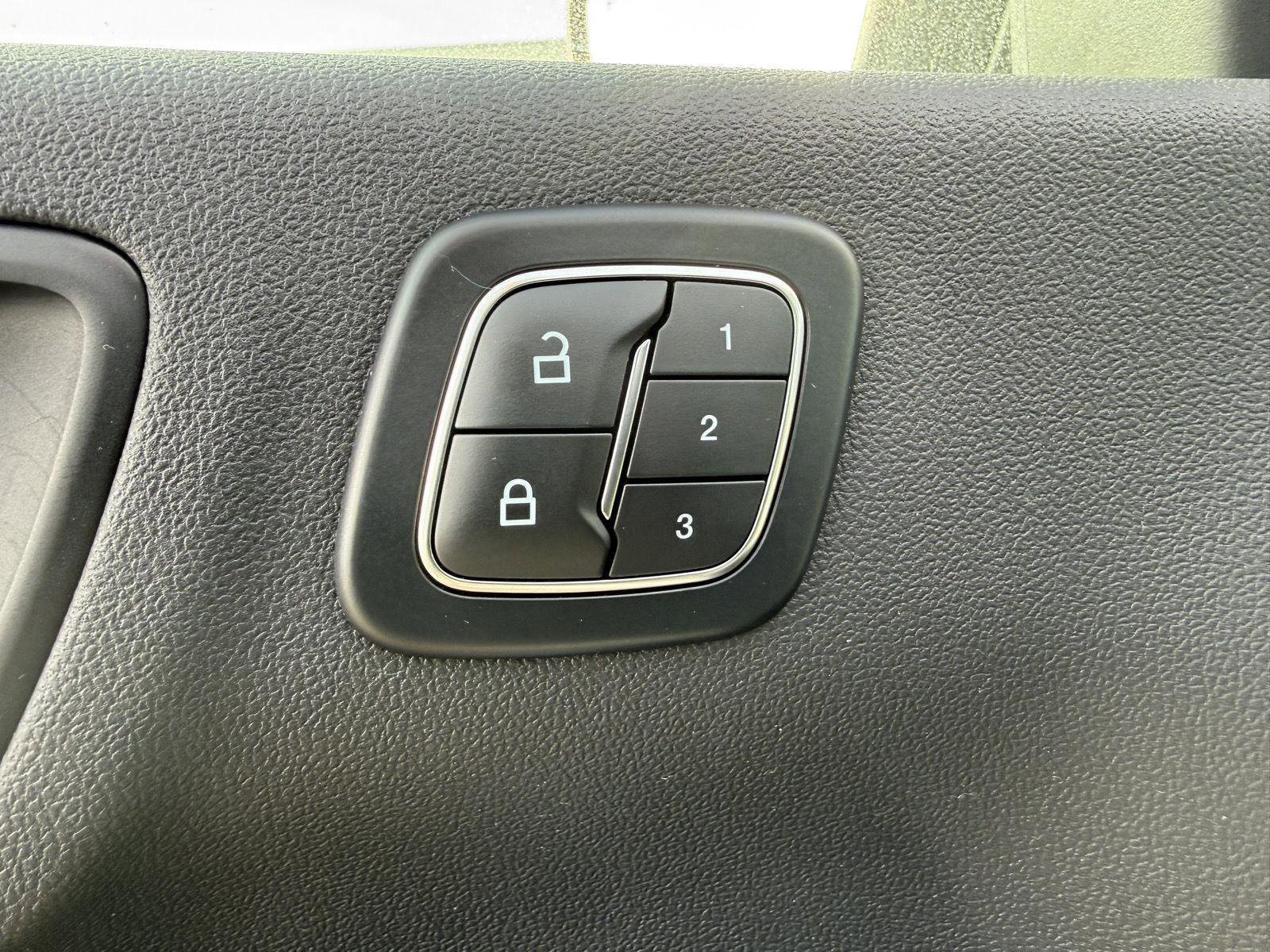 Certified 2025 Ford Escape SE w/ PHEV Premium Package image 18