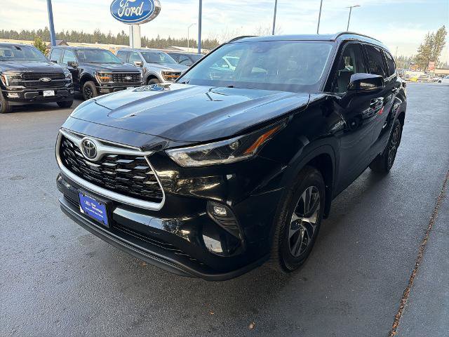 Used 2021 Toyota Highlander XLE AWD/4WD image 3